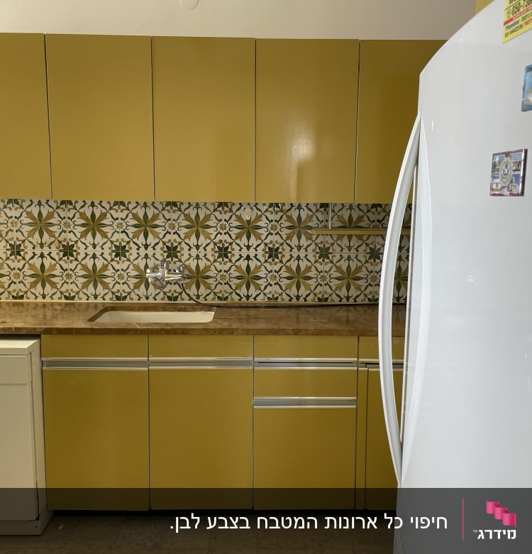 אריחי קיר מעוצבים עם דוגמאות גיאומטריות צבעוניות